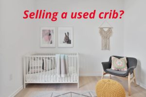 crib in a small room image